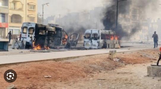 Manifestation :  Kebemer une voiture de police incendiée