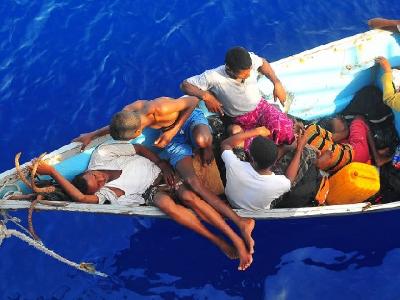 Une femme accouche en pleine mer devant les migrants et son bébé mort-né jeté dans la mer